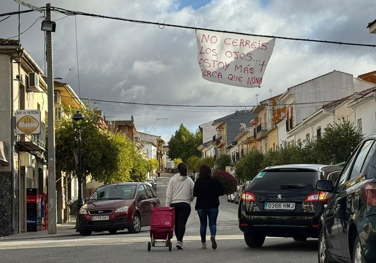 El pueblo de Granada lleno de inquietantes mensajes por Halloween: «No cerréis los ojos, estoy más cerca que nunca»